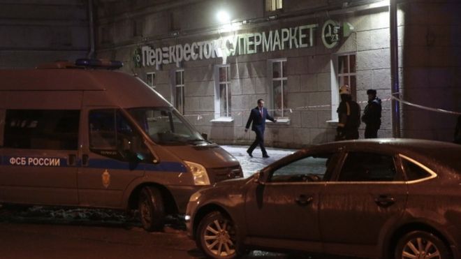 Автомобиль (слева) Федеральной службы безопасности России (ФСБ) припаркован возле супермаркета после взрыва в Санкт-Петербурге, Россия, 27 декабря 2017 года.