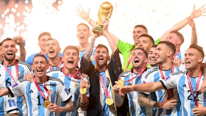 Argentina con la copa de Qatar 2022.