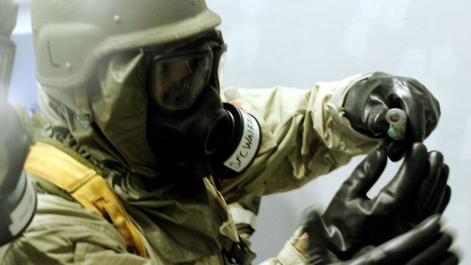 Солдат армии США с образцом химического оружия на учениях