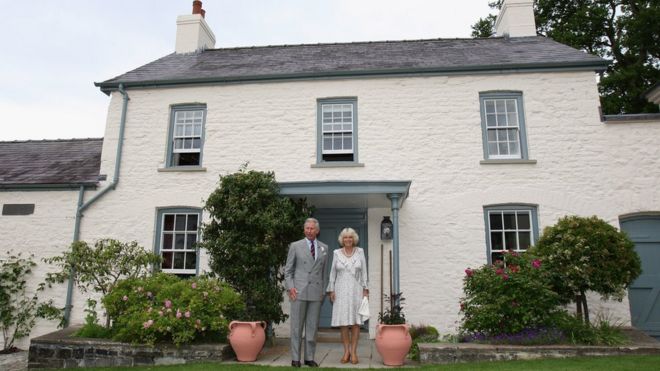 Принц Чарльз и герцогиня Корнуолла возле Llwynywermod в 2009 году