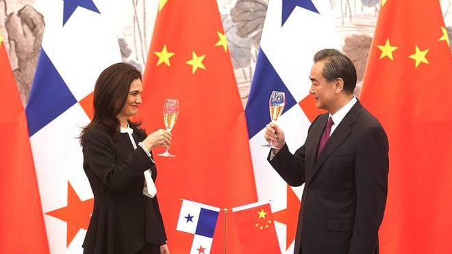 La ministra de Exteriores y vicepresidenta de Panamá, Isabel Saint Malo de Alvarado, brinda con el ministro de Exteriores de China, Wang Yi, tras la firma del acuerdo.