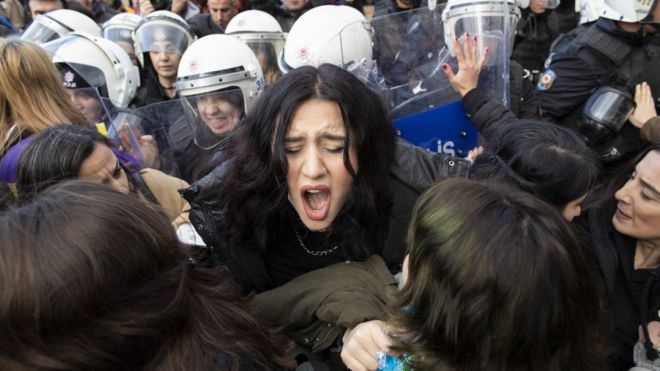 Policía turca dispersa una presentación de "Un violador en tu camino".