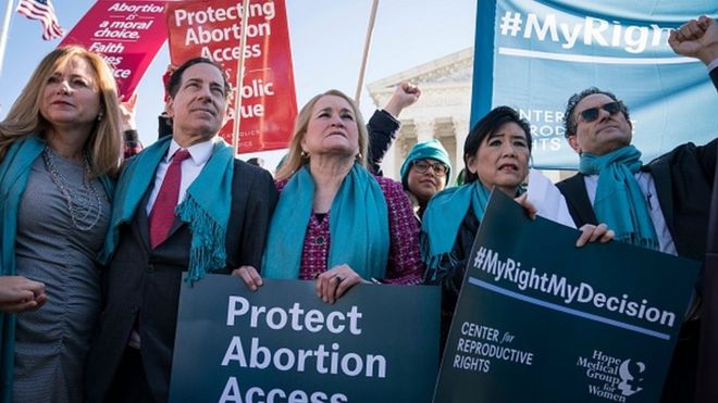 Протестующие участвуют в митинге за право на аборт у здания Верховного суда в Вашингтоне