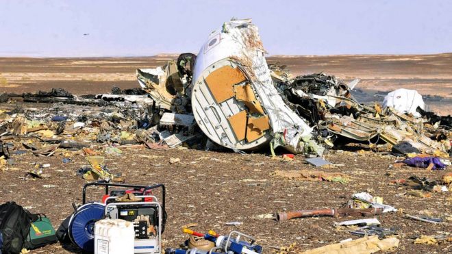 Обломки разбившегося российского самолета лежат на песке на месте крушения, Синай, Египет, 31 октября 2015 года.