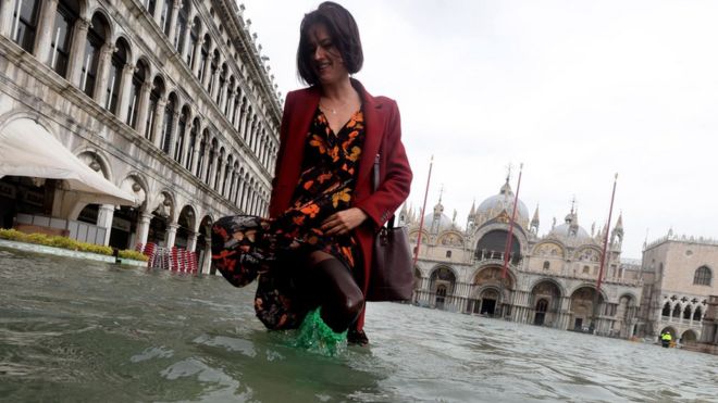 Турист в затопленной воде в Венеции 29 октября 2018 года