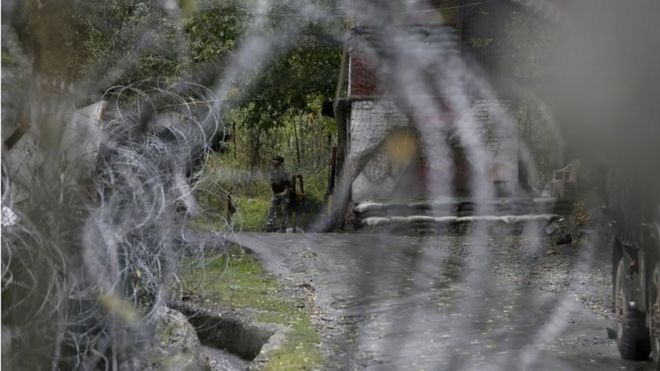 Солдат индийской армии бдит на своем посту у военной базы в Брарипоре, недалеко от фактической границы, разделяющей Кашмир между Индией и Пакистаном, в контролируемом Индией Кашмире