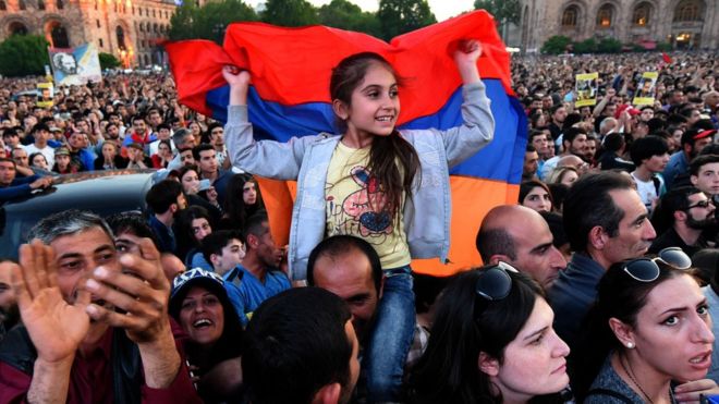 Manifestantes que apoyan al líder Nikol Pashinyan en un acto en Yerevan.
