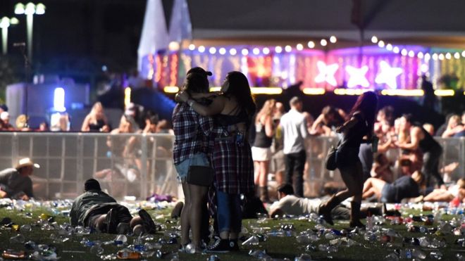 люди обнимаются во время нападения в Лас-Вегасе, другие уклоняются и убегают