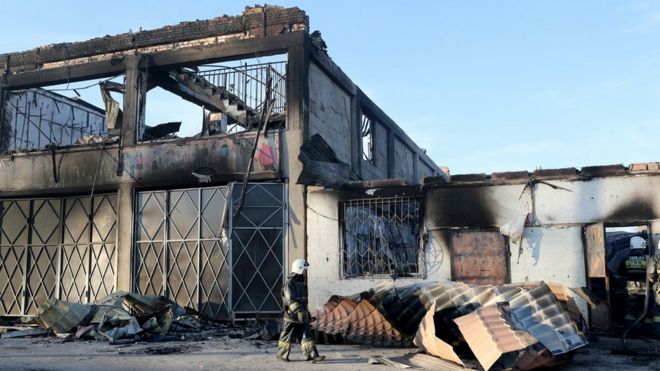 Пожарные тушат оставшийся огонь в сгоревших домах и имуществе в селе Блас-Батыр