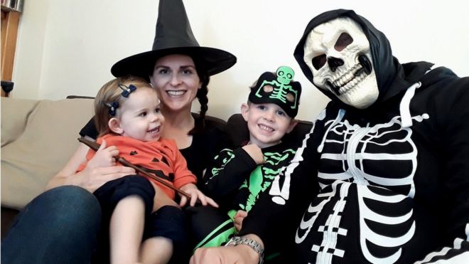 Элизабет Ласти в маскарадном платье на Хэллоуин со своей семьей