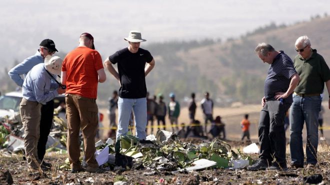 Следователи из Национального совета по транспорту и безопасности США осматривают обломки с места крушения рейса Эфиопских авиалиний ET 302