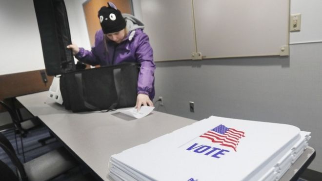 Voluntária trabalha para o Conselho de Eleições do Condado de Portage derrube um local de votação após o anúncio da suspensão das eleições primárias presidenciais de Ohio