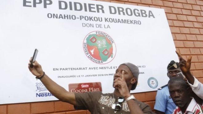 Drogba construit une école dans un village ivoirien