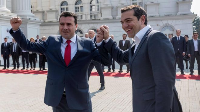 Премьер-министр Македонии Зоран Заев (слева) приветствует своего греческого коллегу Алексиса Ципраса в Скопье 2 апреля 2019 года
