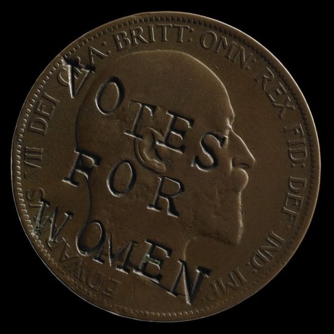 Изуродованная монета «Голоса за женщин» в коллекции Британского музея