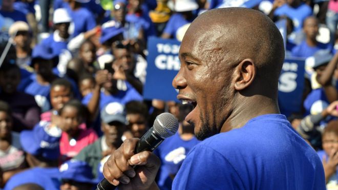 Mmusi Maimane, кандидат от Йоханнесбурга от главной оппозиционной партии Южной Африки, Демократического альянса (DA), обращается к сторонникам на площади Уолтера Сисулу в Клиптауне, Соуэто, 4 мая 2014 года