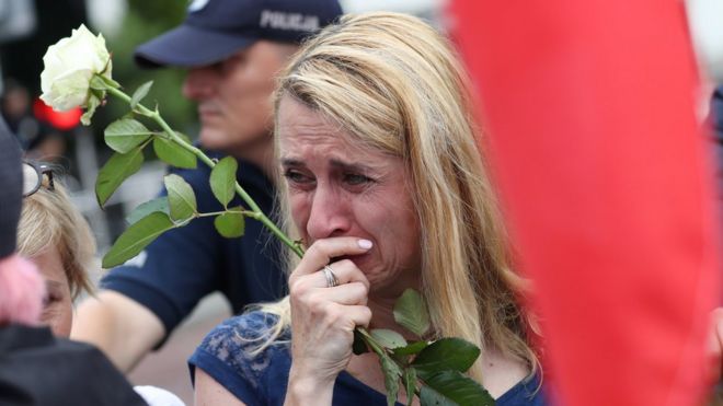 Протестующий плачет во время демонстрации перед зданием сейма в Варшаве, Польша, 20 июля 2017 года.