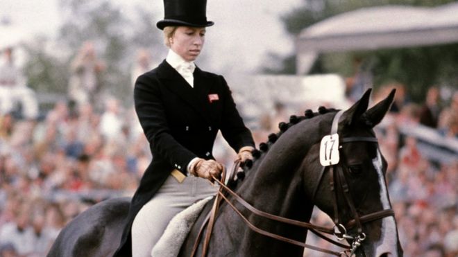 Принцесса Анна едет на своей лошади Доброй воли во время выездной части европейского трехдневного чемпионата в Лухмюлене, Германия