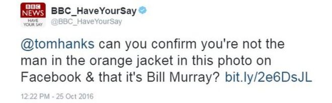 Твитт читает: @tomhanks, можете ли вы подтвердить, что вы не тот человек в оранжевой куртке на этой фотографии в Facebook & что это Билл Мюррей?