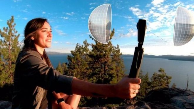 360 டிகிரியில் வீடியோ எடுக்க முயல்கிறார்