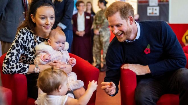 Принц Гарри улыбается малышу в общественном центре Windsor's Broom Farm