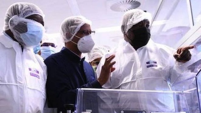 Le président Cyril Ramaphosa lors de la visite d'une usine en Afrique du Sud où le vaccin Janssen sera produit, mars 2021.