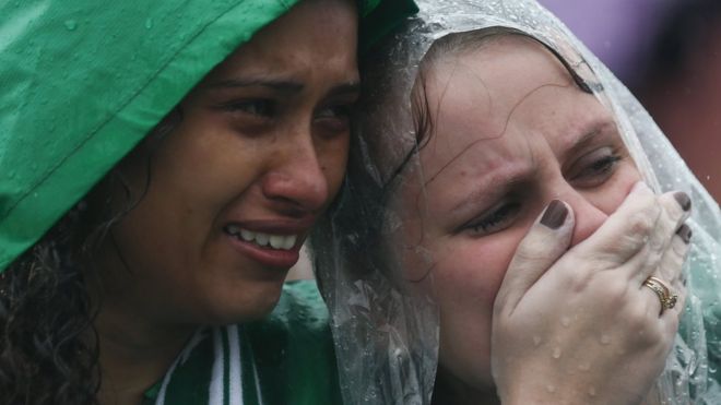 Болельщики собрались под проливным дождем на стадионе Шапекоэнс