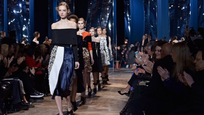 Модели на показе Christian Dior весна-лето 2016 на неделе моды в Париже в прошлом месяце
