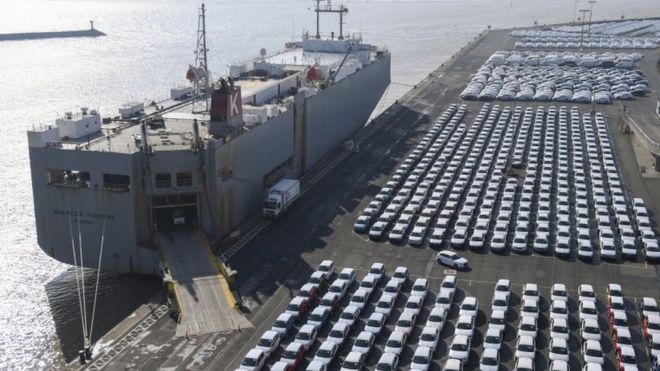 Экспортные автомобили Volkswagen ждут отправки в порту Эмдена, Германия