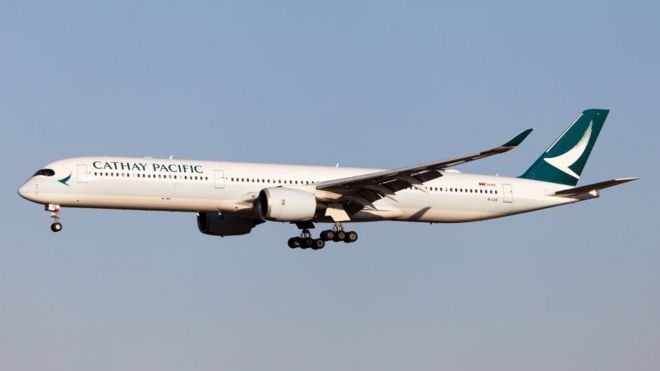 Самолет Airbus 350-1000 авиакомпании Cathay Pacific Airways совершает посадку в римском аэропорту Фьюмичино.