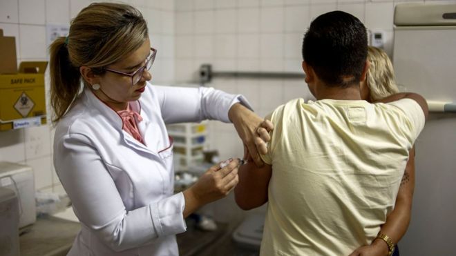 Homem recebe vacina de febre amarela
