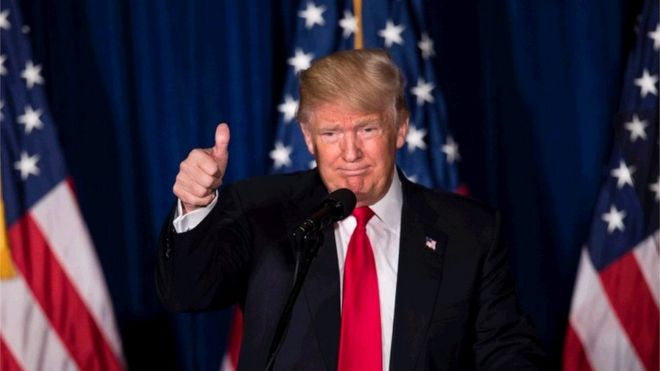Кандидат в президенты от республиканцев Дональд Трамп дает большие пальцы после выступления по внешней политике в отеле Mayflower 27 апреля 2016 года в Вашингтоне, округ Колумбия.