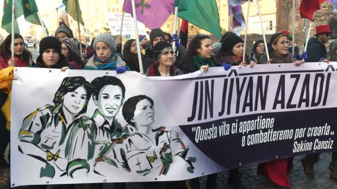 متظاهرون أكراد يشاركون في احتجاجات جين جيان آزادي (المراة، الحياة، الحرية) لإحياء ذكرى مقتل الناشطات الكرديات الثلاث سكينة جانسز وليلى سويلمز وفيدان دوجان. بولونيا 11يناير 2020