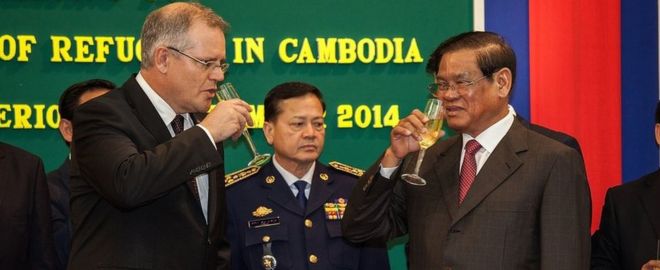 Министр иммиграции Австралии Скотт Моррисон и министр внутренних дел Камбоджи Сар Кенг празднуют подписание соглашения с шампанским (сентябрь 2014 г.)