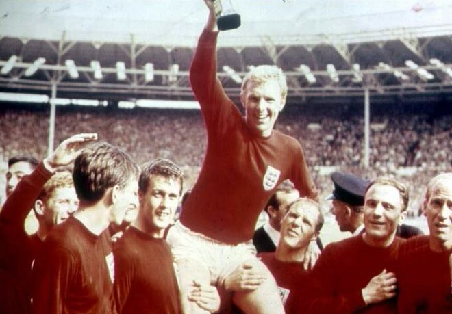 Бобби Мур, капитан сборной Англии по футболу, находящийся в воздухе у своих товарищей по команде после того, как Англия выиграла трофей Жюля Римета на финале чемпионата мира 1966 года 30 июля 1966 года