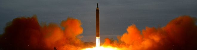 Ракета выпущена во время учения по запуску баллистической ракеты большой и средней дальности на этой недатированной фотографии, выпущенной Корейским центральным информационным агентством Северной Кореи (KCNA) в Пхеньяне 30 августа 2017 года