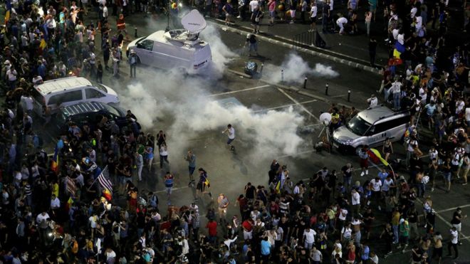 Teargas обстреляли протестующих