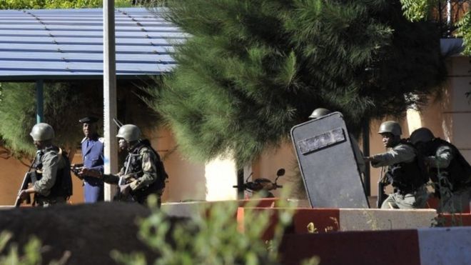Малийские войска занимают позиции возле отеля Radisson Blu в Бамако 20 ноября 2015 года