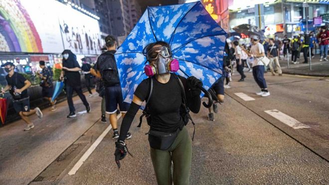 2019年香港政府宣布修订《逃犯条例》，在香港引发极大争议，人们担忧香港的自治将面临威胁。本片讲述了四名参与抗议的香港年轻人的故事。