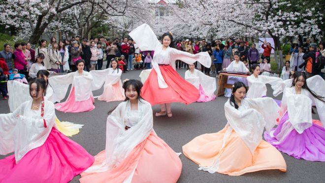 2019年3月22日，南京一所大学校园内，学生身着汉服为游客进行表演。