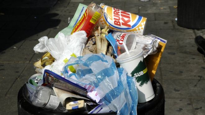 Переполненный мусорный бак на Тоттенхэм-Корт-роуд, Вест-Энд, Лондон