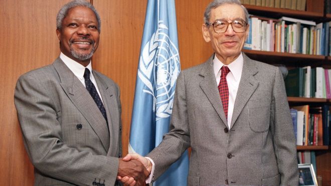 Генеральный секретарь ООН Бутрос Бутрос-Гали (R) обменивается рукопожатием с Кофи Аннаном (слева) Ганы, его рекомендуемым преемником, 16 декабря 1996 года в штаб-квартире ООН в Нью-Йорке.