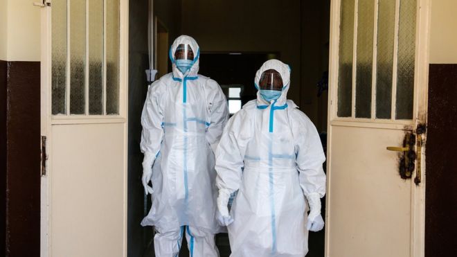 Медицинский персонал, ухаживающий за пациентами с Эболой