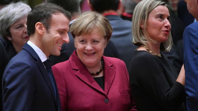 Президент Франции Макрон и канцлер Германии Меркель выступают на саммите ЕС