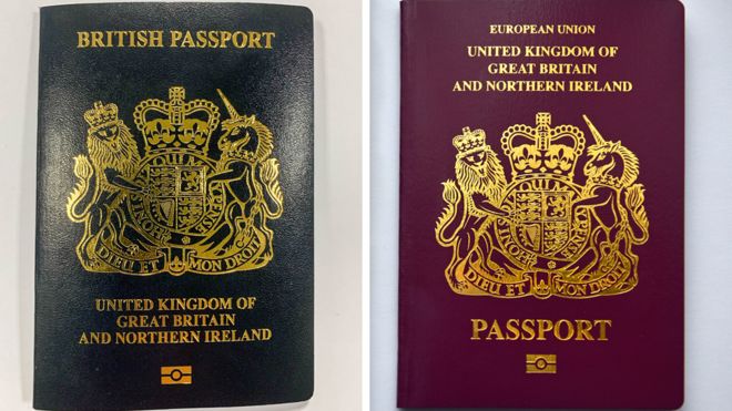 Новый британский паспорт синего цвета вместе с нынешним бордовым британским паспортом