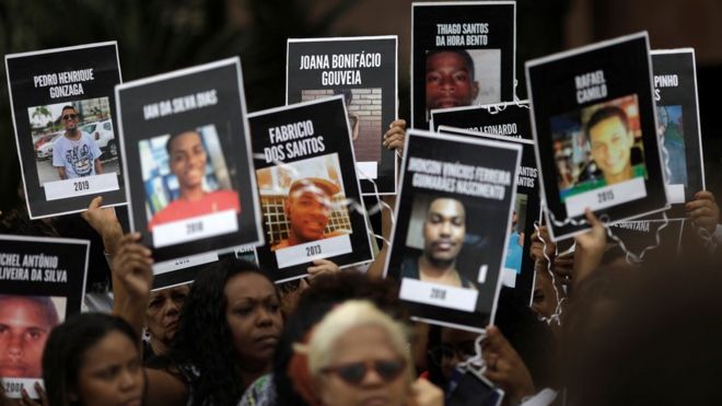 Moradores do Rio levantam cartazes de vítimas da violência em protesto em 26 de maio de 2019