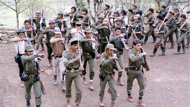 Партизанские истребители Farc позируют с оружием после патруля в джунглях возле города Мирафлорес, Колумбия, 7 августа 1998 г.