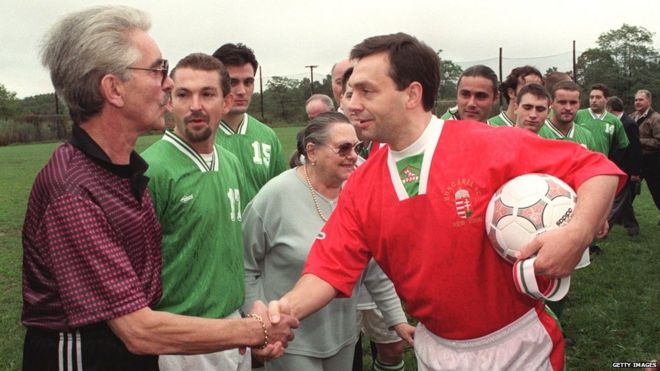 Премьер-министр Венгрии Виктор Орбан (справа) обменивается рукопожатием с членами футбольной команды Венгерско-американского гражданского клуба перед игрой в товарищеском матче 10 октября 1998