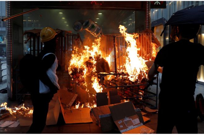 有示威者被指星期日下午开始在中环地铁站口纵火。