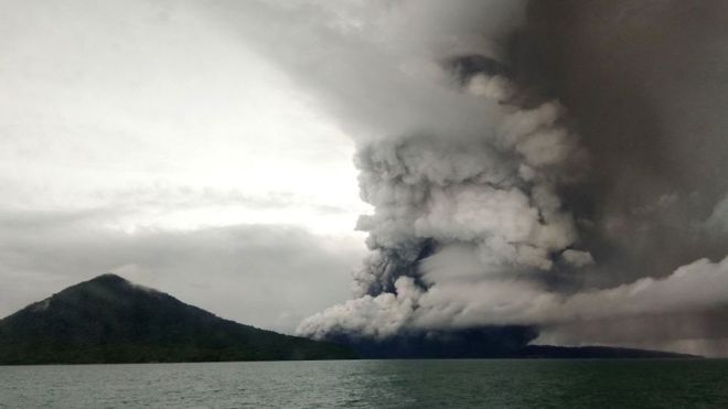На снимке, сделанном 26 декабря 2018 года, извергается вулкан Анак (Дитя) Кракатау,